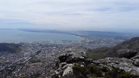 Blick-Auf-Die-Stadt-Kapstadt-An-Der-Atlantikküste-Vom-Tafelberg-In-Südafrika