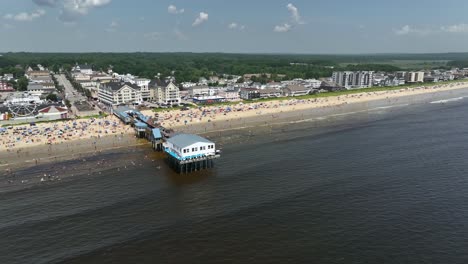 Wide-drone-shot-of-the-shoreline-in-Old-Orchard-Beach,-Maine