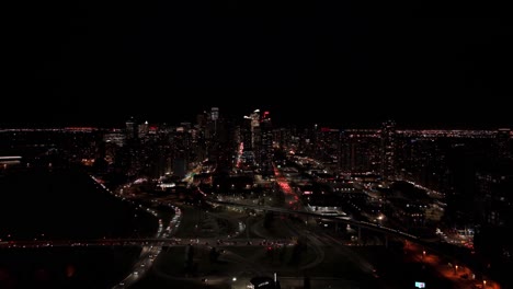 Drohnenflug-Der-Innenstadt-Von-Calgary-Bei-Nacht