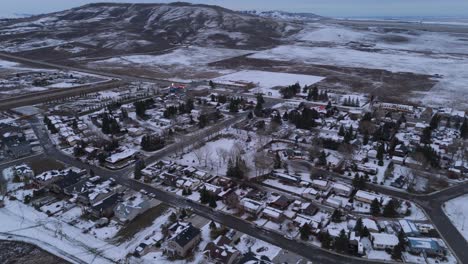 Vuelo-Con-Drones-De-Una-Pequeña-Ciudad-De-Alberta-En-Invierno