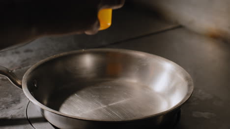 Pouring-oil-into-a-hot-sautee-pan
