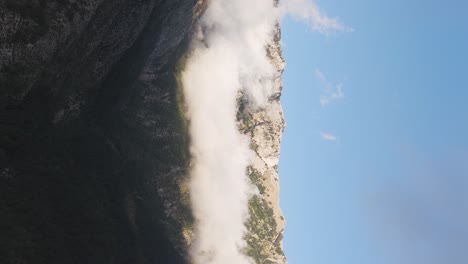 Vista-Aérea-Vertical-De-La-Cordillera-Cuka-Partizan-Con-Nubes-En-Albania