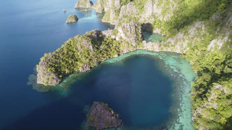 Tropical-seascape-of-karst-rock-cliffs-and-blue-lagoons-in-Coron,-Aerial