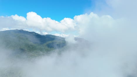 Mit-Wolken-Bedeckte-Bergkette,-Dichte-Weiße,-Flauschige-Wolken,-Die-Sich-Bewegen,-Durch-Die-Wolken-Fliegen,-Waldkohlenstoffmanagement,-Immergrüner-Wald,-Laubwald,-Naturschutzgebiet