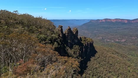 The-Three-Sisters-Rock-FormationAt-Echo-Point-On-A-Bright-Sunny-Day