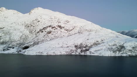 Schneebedeckte-Berggipfel-Mit-Ruhigem-Wasser-Im-Vordergrund-Am-Ersfjordvegen