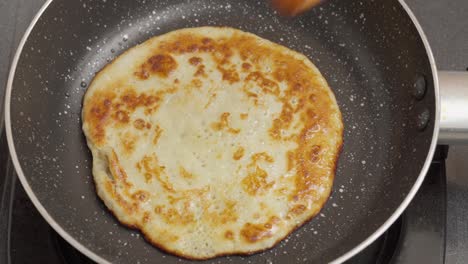 Flipping,-evenly-cooked-and-golden-brown-surface-on-both-sides-of-the-pancake