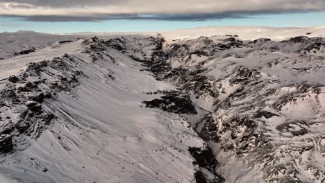 Vista-Aérea-Del-Paisaje-Sobre-Las-Montañas-Cerca-Del-Glaciar-Sólheimajökull,-En-Islandia-Al-Atardecer