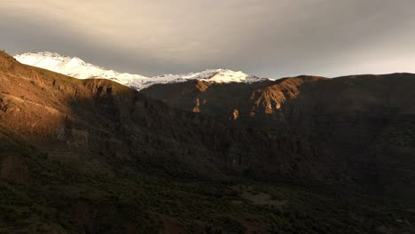 Magnífico-Paisaje-De-Montañas-Nevadas-En-Un-Día-Soleado,-Puente-Alto,-Chile