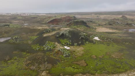 Vista-Panorámica-Aérea-De-Los-Cráteres-Raudholar,-Las-Colinas-Rojas,-Formaciones-Geológicas-De-Rocas-Volcánicas,-En-Islandia