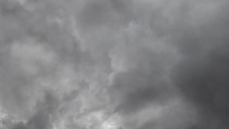 Hintergrund-Des-Blitzes-In-Der-Dicken-Grauen-Wolke