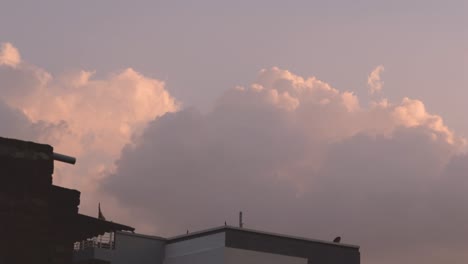 Zeitraffer-Schnell-Ziehender-Wolken-Während-Des-Abendlichen-Sonnenuntergangs-Mit-Wohngebäuden-Im-Vordergrund