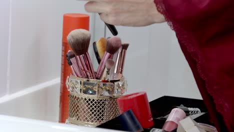 Collection-of-make-up-brushes-made-from-synthetic-and-natural-fibers
