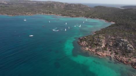 Wunderbare-Luftaufnahme-Und-Heranzoomen-über-Segelboote,-Die-Auf-Der-Insel-Caprera-Auf-Sardinien-Segeln