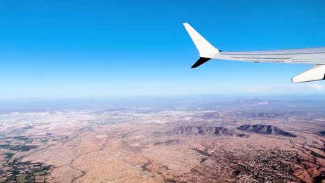 Aufnahme-Eines-Startenden-Flugzeugs-In-Der-Sonora-Wüste-Aus-Dem-Fenster