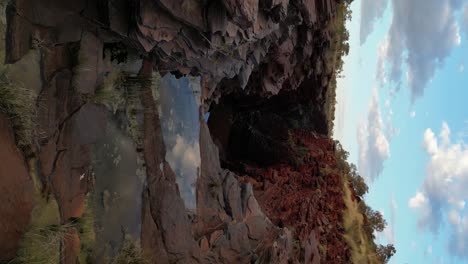 Joffre-Gorge-in-Karijini-during-sunset-in-Western-Australia,-vertical-footage-aerial-tilting-down