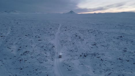 Parallaxe,-Mann-Mit-Auto-Verloren-Mitten-In-Schneebedecktem-Vulkanland