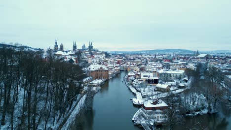 Bamberg-Drohnenvideo,-Das-Aufsteigt-Und-Das-Stadtbild-Freigibt