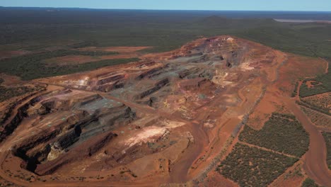 Draufsicht-Eines-Bergbaustandorts-Mit-Roter-Erde-In-Westaustralien,-Luftorbitalaufnahme