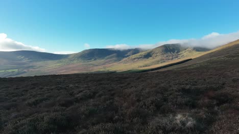 Timelapse-Paisaje-De-Montaña-Invernal-Con-Cielo-Azul-Y-Nubes-A-La-Deriva-Montañas-Comeragh-Waterford-Irlanda