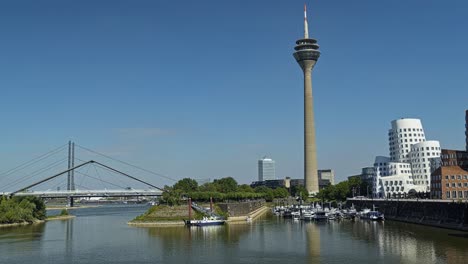 Der-Fast-250-Meter-Hohe-Rheinturm-Bietet-Einen-Panoramablick-Auf-Die-Stadt