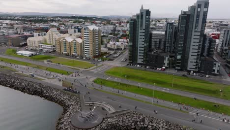 Skyline-Von-Reykjavik-Während-Des-Jährlichen-Marathons-Mit-Menschen,-Die-Auf-Der-Küstenstraße-Laufen