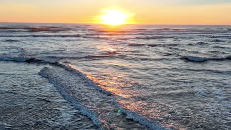 Die-Sonne-Geht-über-Dem-Malerischen-Meer-In-Südisland-Auf-–-Weitwinkelaufnahme