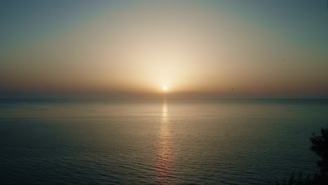 Blick-Auf-Die-Italienische-Küste-Bei-Sonnenuntergang-Im-Sommer