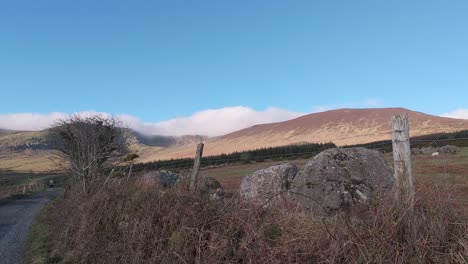 Winterberglandschaft-Wolkenbedeckte-Hügel-Und-Blauer-Himmel-Comeragh-Mountains-Waterford-Irland