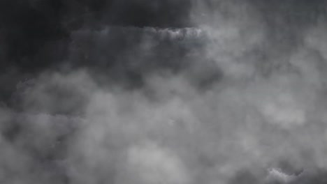 Dramatischer-Dunkler-Himmel-Mit-Dunklen-Wolken-Und-Gewittern