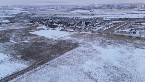 Vuelo-Con-Drones-De-Una-Pequeña-Ciudad-De-Alberta-En-Invierno
