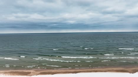 Ein-Wintersturm-Rollte-Entlang-Der-Küste-Von-Michigan