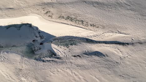 Luftaufnahme-Von-Oben-über-Menschen,-Die-In-Der-Abenddämmerung-Auf-Dem-Sólheimajökull-Gletscher-In-Island-Wandern