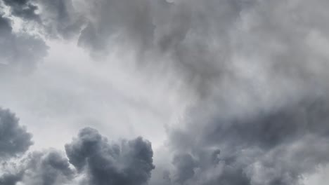 Animierter-Durchflug-Dunkler-Gewitterwolken