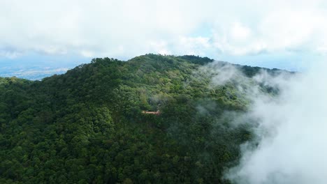 Doi-Pui-Aussichtspunkt-Auf-Dem-Gipfel-Des-Doi-Suthep-Berges-In-Chiang-Mai,-Aussichtspunkt-Auf-Dem-Berggipfel,-Bedeckt-Von-Wolken-Und-Umgeben-Von-Dichtem,-Immergrünem-Wald,-Wandern-An-Der-Frischen-Luft-In-Der-Natur