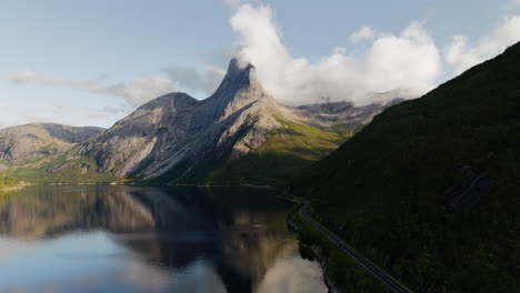 Atemberaubende-Luftaufnahmen-Von-Seespiegelungen-Und-Skandinavischer-Landschaft