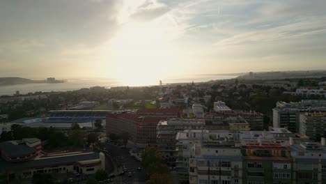 Filmische-Luftaufnahme-Von-Lissabon-Vom-Fluss-Tejo-Aus-Während-Eines-Wunderschönen-Sanften-Sonnenuntergangs