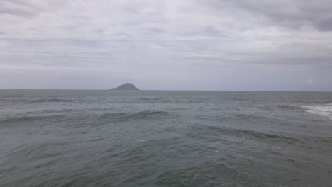 Barra-Do-Una,-São-Sebastião,-Tropische-Strandinsel-An-Der-Nordküste,-Weizenhaufen,-Drohnenschuss