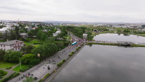Maratón-Anual-De-Reykjavik-Con-Gente-Reunida-Cerca-Del-Lago-Tjörnin
