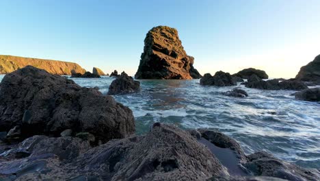Timelapse-Mar-Pila-Y-Rocas-Aguas-Azules-En-La-Hora-Dorada-Playa-De-Ballydwane-Costa-De-Cobre-Waterford-Irlanda