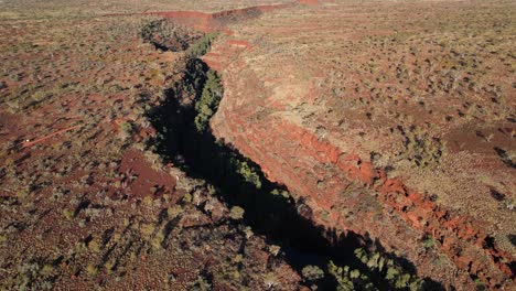 Dales-Gorge-Bei-Sonnenuntergang-Im-Karijini-Nationalpark-In-Westaustralien,-Luftaufnahme-Nach-Unten-Geneigt