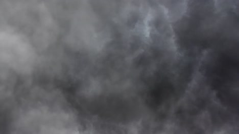 Bedrohliche-Wolken-Vor-Regen-4k
