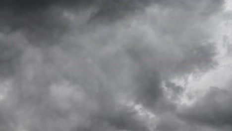 Blick-Auf-Gewitterwolken-Am-Dunklen-Himmel-4k