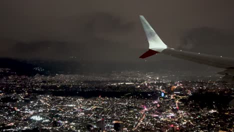 Nachtansicht-Aus-Dem-Flugzeug-Des-Letzten-Landeanflugs-Auf-Den-Flughafen-Mexico-City