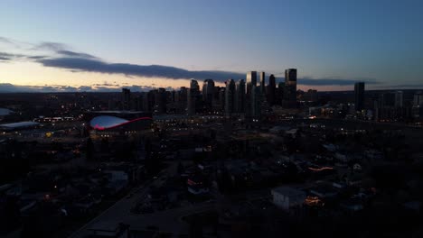 Drohnenflug-Der-Innenstadt-Von-Calgary-Während-Der-Blauen-Stunde