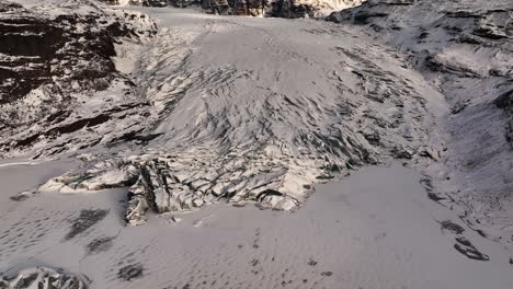 Luftaufnahme-Der-Landschaft-über-Das-Schmelzen-Des-Gletschereises-Sólheimajökull,-Klimawandel,-Island-In-Der-Abenddämmerung