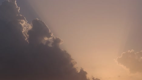 Zeitraffer-Schnell-Ziehender-Wolken-Während-Des-Abendlichen-Sonnenuntergangs