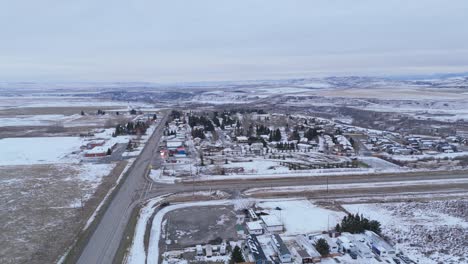 Drohnenflug-Einer-Kleinen-Stadt-In-Alberta-Im-Winter