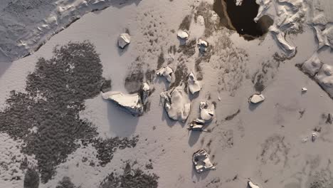 Luftaufnahme-Von-Oben-über-Das-Schmelzen-Des-Eises-Vom-Sólheimajökull-Gletscher,-Klimawandel,-Globale-Erwärmung,-Island-In-Der-Abenddämmerung
