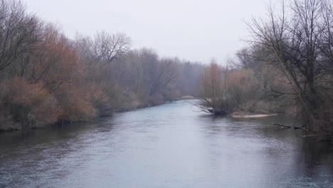 Malerische-Landschaftsansicht-Des-Boise-River-Mit-Goldenen-Bäumen-Während-Der-Winterlichen-Herbstsaison-Im-Greenbelt-Naturpark-In-Boise-City,-Idaho,-USA
